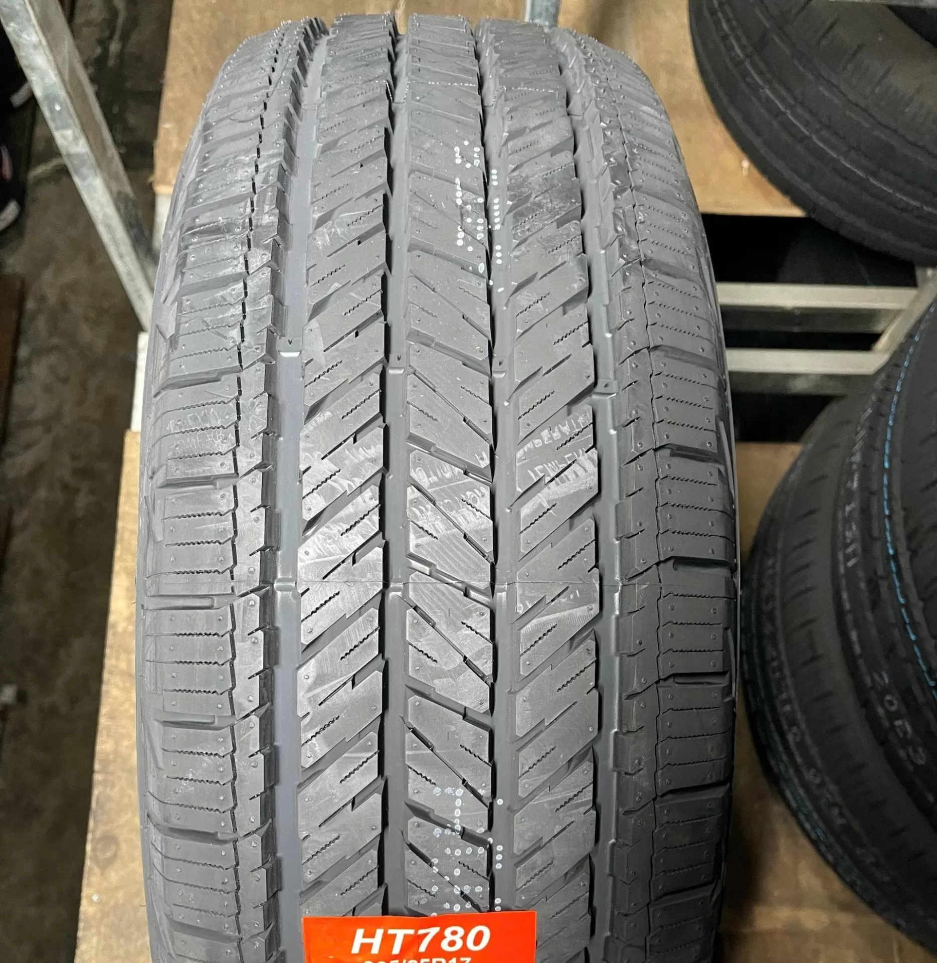 Vỏ lốp 255/70R17 Maxxis HT780