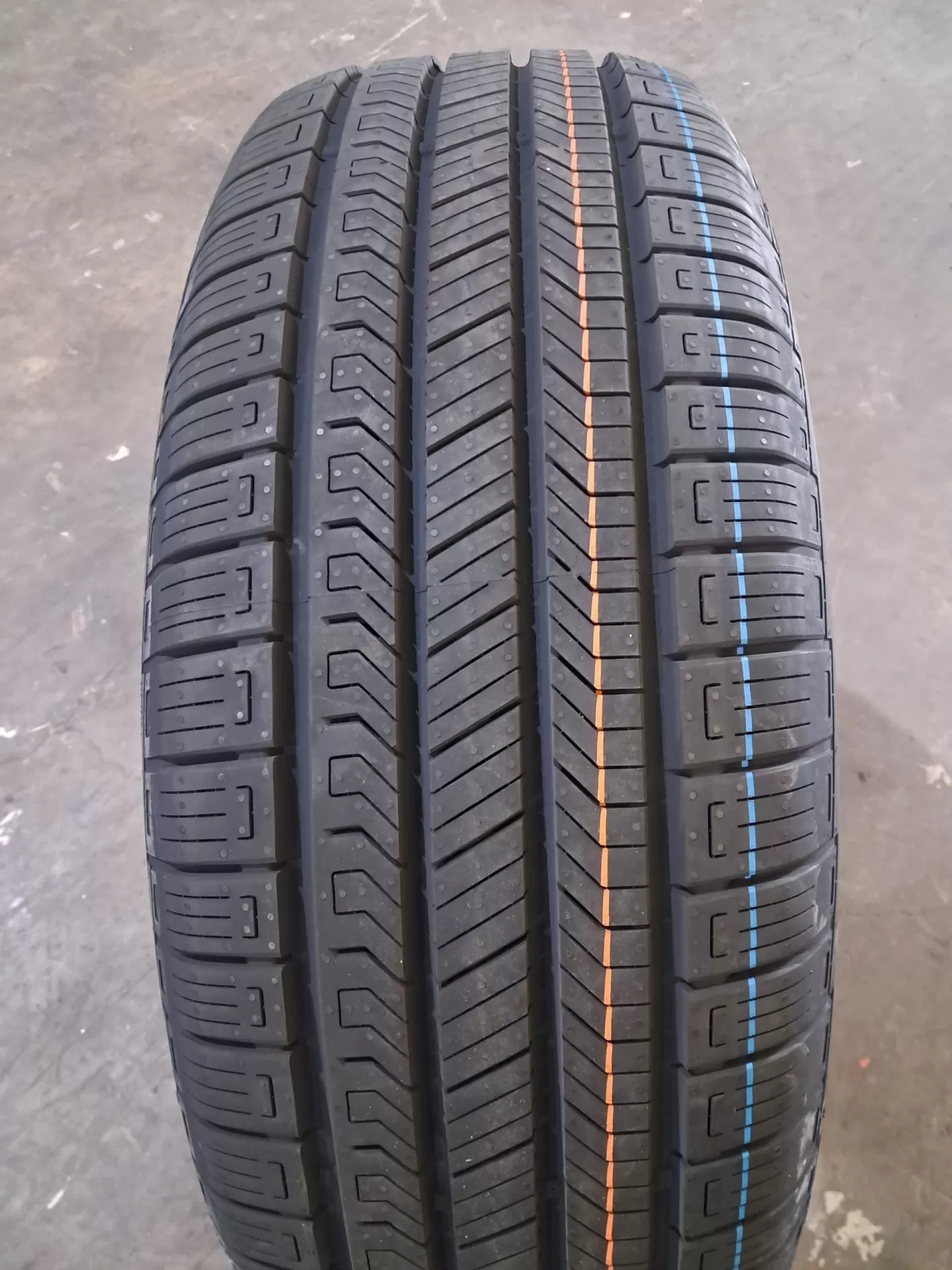 Vỏ lốp 265/50R20 Continental CrossContact, vỏ lốp Xe: Everest Titanium 2.2