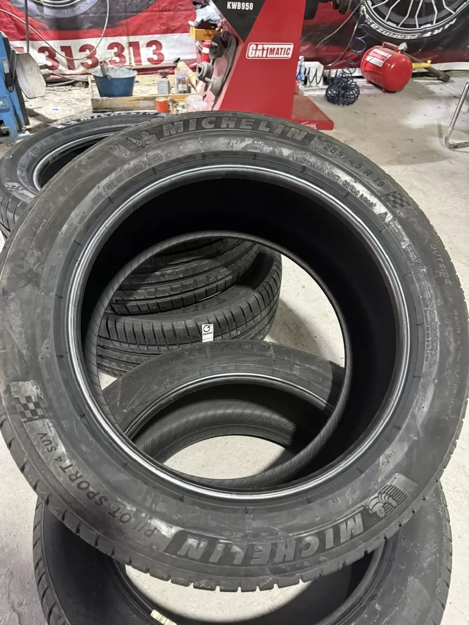 Vỏ lốp 285/45R19 Michelin Pilot Spot 4, vỏ lốp sau xe Vinfast Lux SA 2.0