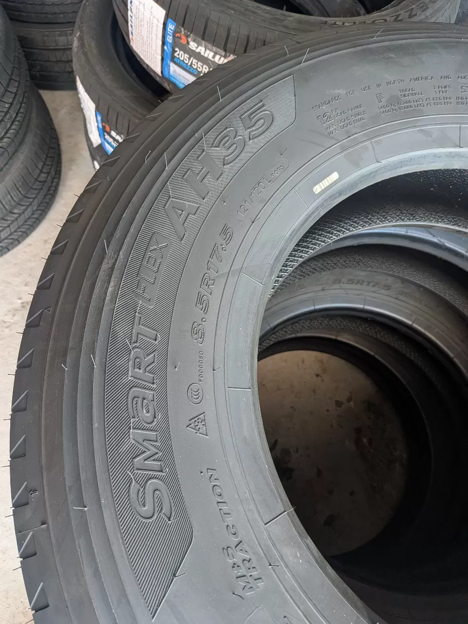 Vỏ lốp 8.5R17.5 Hankook