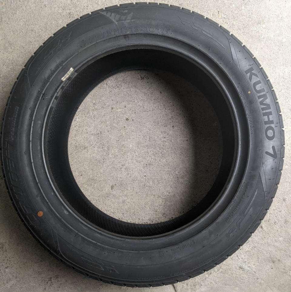 Vỏ lốp 235/55R19 101H KL33, KUMHO VIỆT NAM vỏ lốp ô tô Audi Q5, Hyundai Santafe, Kia Carnival, vỏ lốp ô tô Land Rover Discovery,Rover Evoque, vỏ lốp ô tô Lexus RX350, vỏ lốp ô tô Lexus RX450, vỏ lốp ô tô Mercedes GLC200 GLC250 GLC300