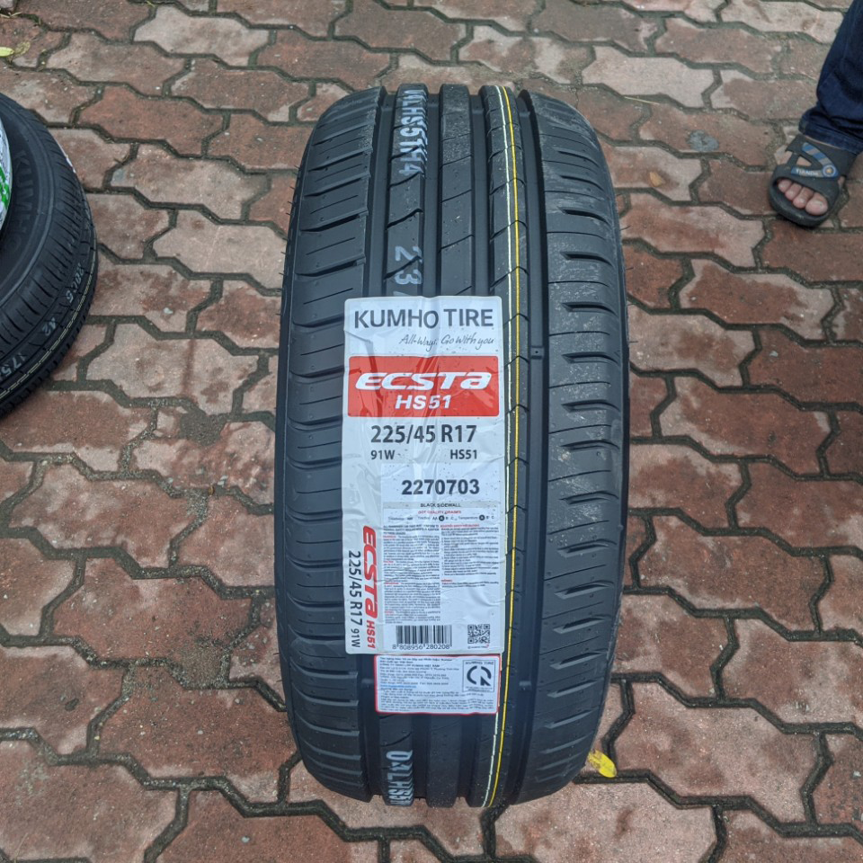 Vỏ lốp 225/45R17 91W HS51 KUMHO VIỆT NAM vỏ lốp ô tô KIA Cerato, Kia Rondo, vỏ lốp ô tô Lexus IS250, vỏ lốp ô tô Mercedes C180, Mercedes C200K, Mercedes C230 C250 C280 C300, Volkswagen Scirocco
