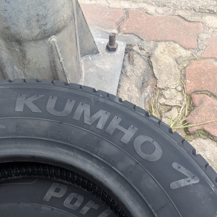 Vỏ lốp 145R13C Kumho VIỆT NAM