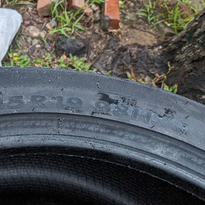 245/45R19 KL33 98H KUMHO VIỆT NAM vỏ lốp Xe: BMW 740Li, BMW 750Li, Hyundai Tucson, Hyundai Equus, Kia Sportage, Lexus LS460, Mercedes S450