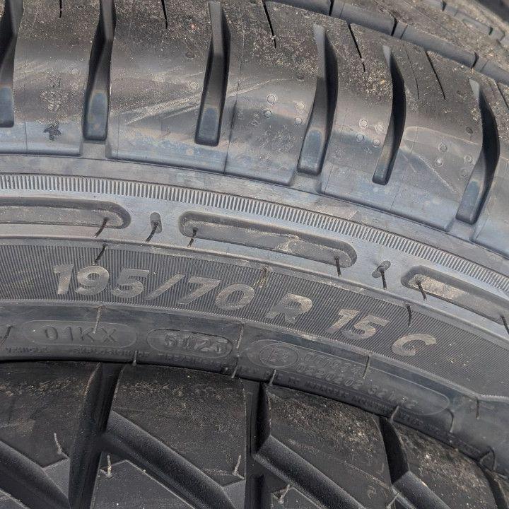 Vỏ lốp 195/70R15C 8PR Michelin Agilis, vỏ lốp xe toyota Hiace, huyndai 1 tấn