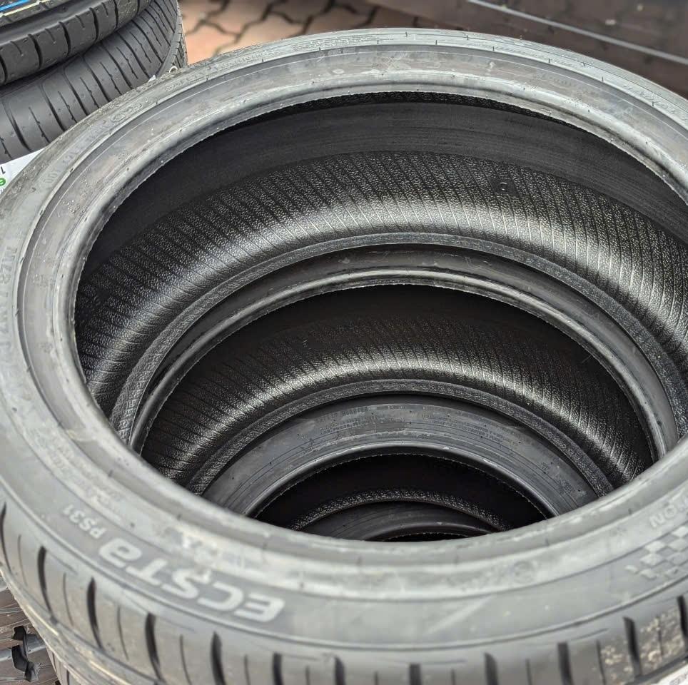 Vỏ lốp 215/40R17 Kumho PS31