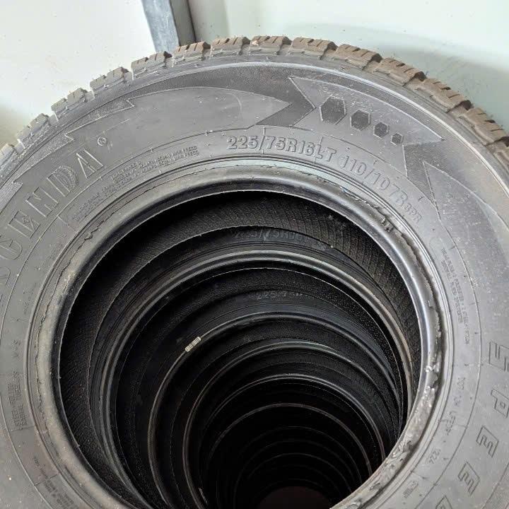 Vỏ lốp 225/75R16