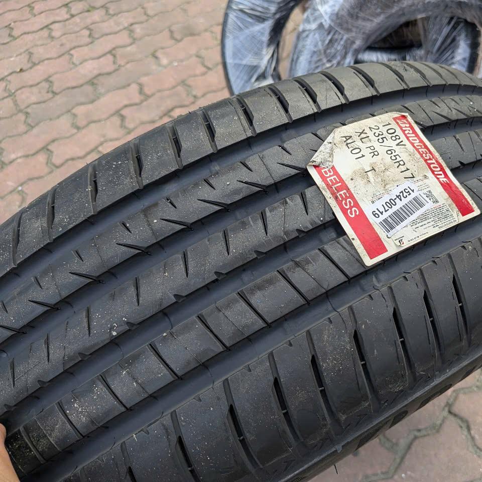 235/65R17 Bridgestone AL001 Alenza vỏ lốp Xe: Audi Q5, vỏ lốp xe ô tô Hyundai Santafe 2.2 diesel AT5, vỏ lốp xe ô tô Hyundai Santafe 2.4 xăng GLS AT6, vỏ lốp xe ô tô Santafe 2.7 máy xăng AT