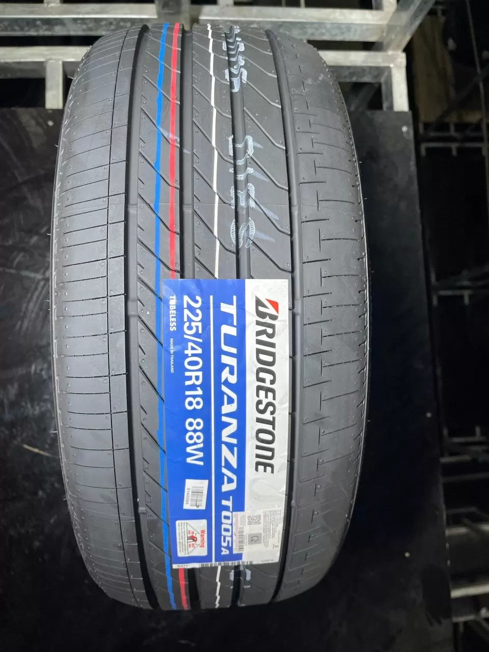 Vỏ lốp 235/40R18 Bridgestone T005A, vỏ lốp ô tô Honda Civic 1.5RS 2020, vỏ lốp ô tô Mercedes CLA250, vỏ lốp ô tô Volkswagen Scirocco GTS