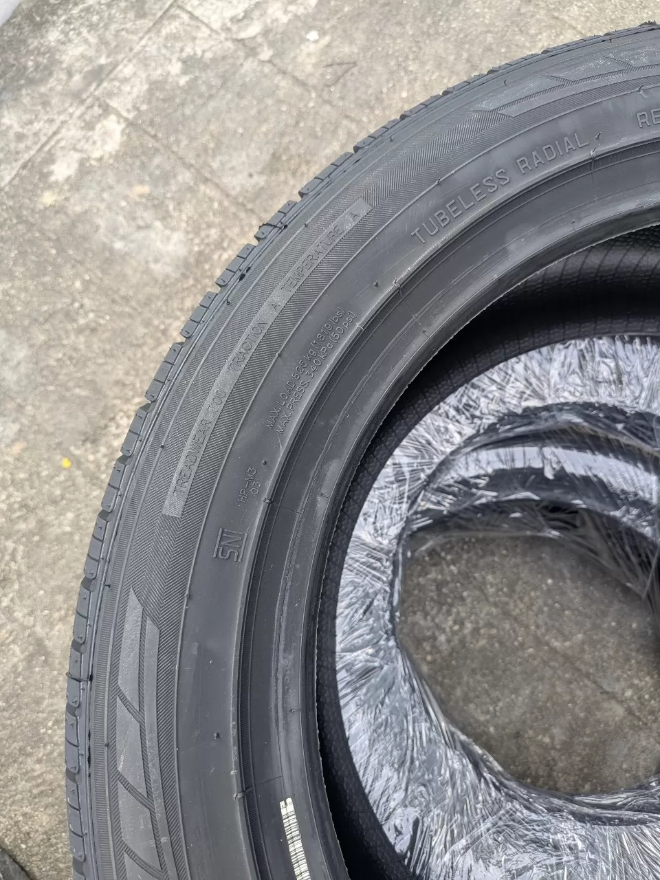 235/50R18 Maxxis HP-M3 101W vỏ lốp Xe: Chevrolet Orlando, Hyundai Elantra GLS 2.0, Lexus LS460 dòng Sedan, Lexus LS600HL dòng Sedan, Toyota Alphard, Mercedes GLA 250