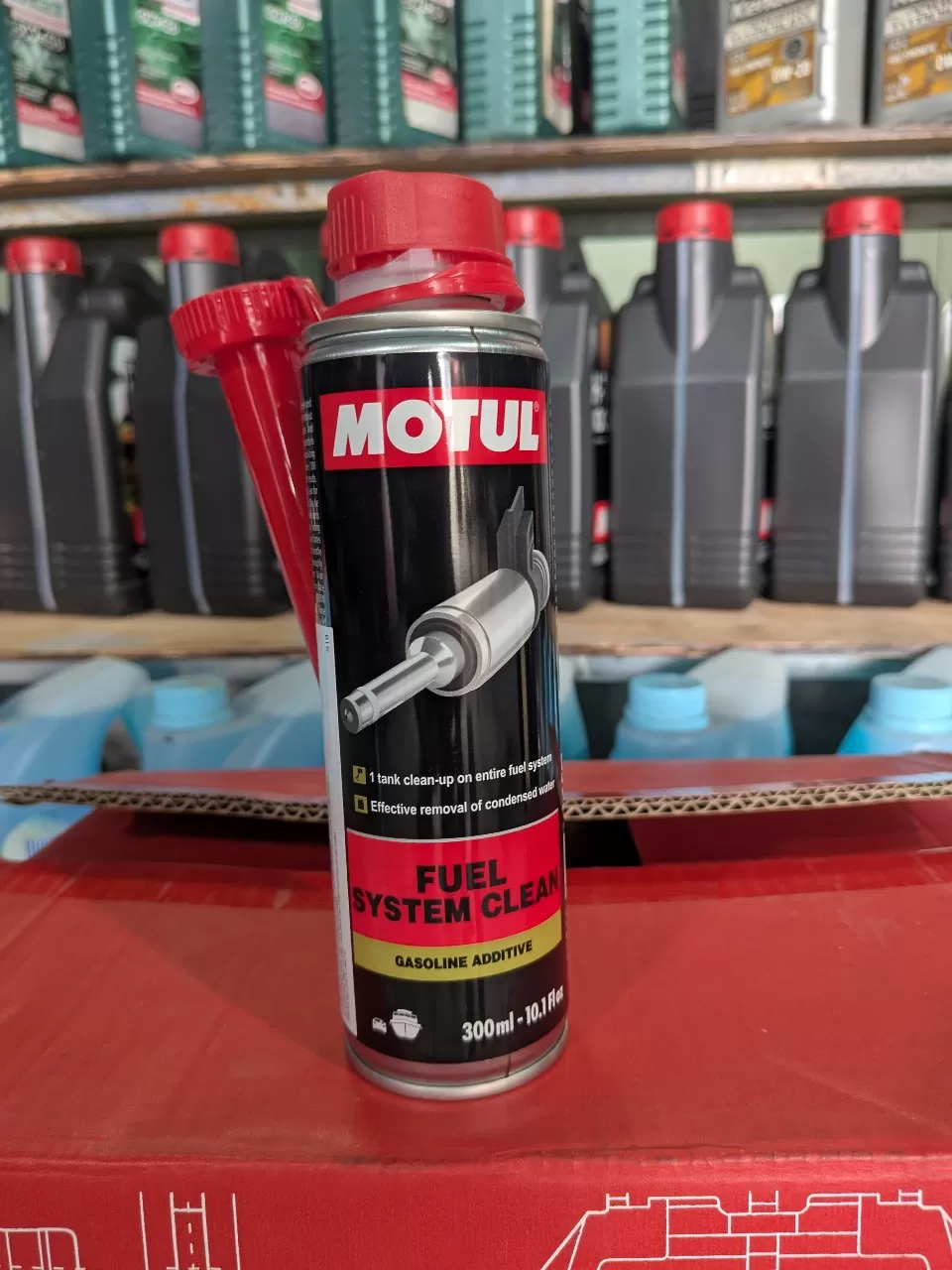 Dung dịch vệ sinh Motul dùng cho xe xăng