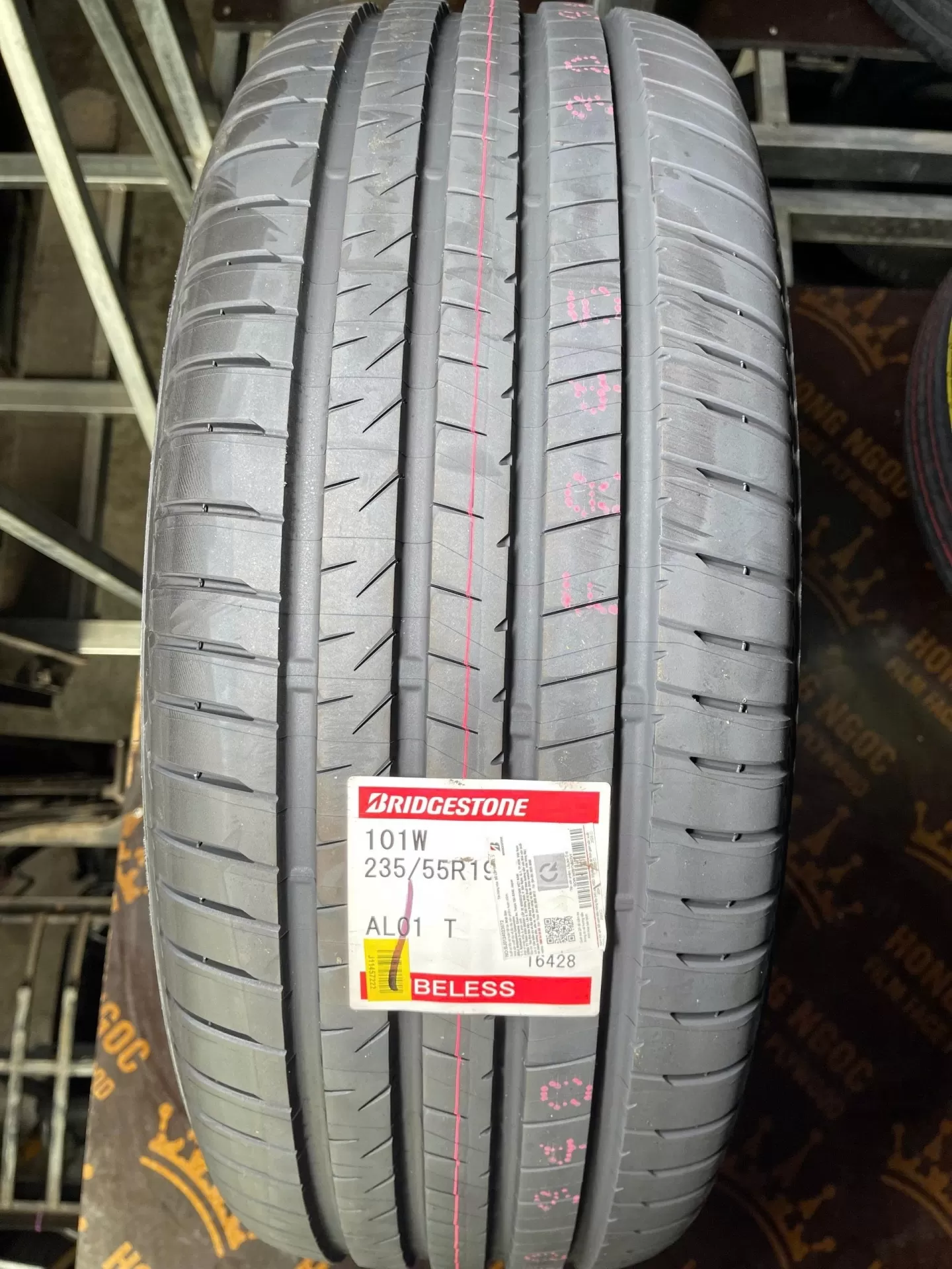 235/55R19 Bridgestone T01, vỏ lốp Xe: Audi Q5, Hyundai Santafe, Kia Carnival, Land Rover Discovery, Rover Evoque, Lexus RX350, Lexus RX450, Mercedes GLC200 GLC250 GLC300, Volvo XC60