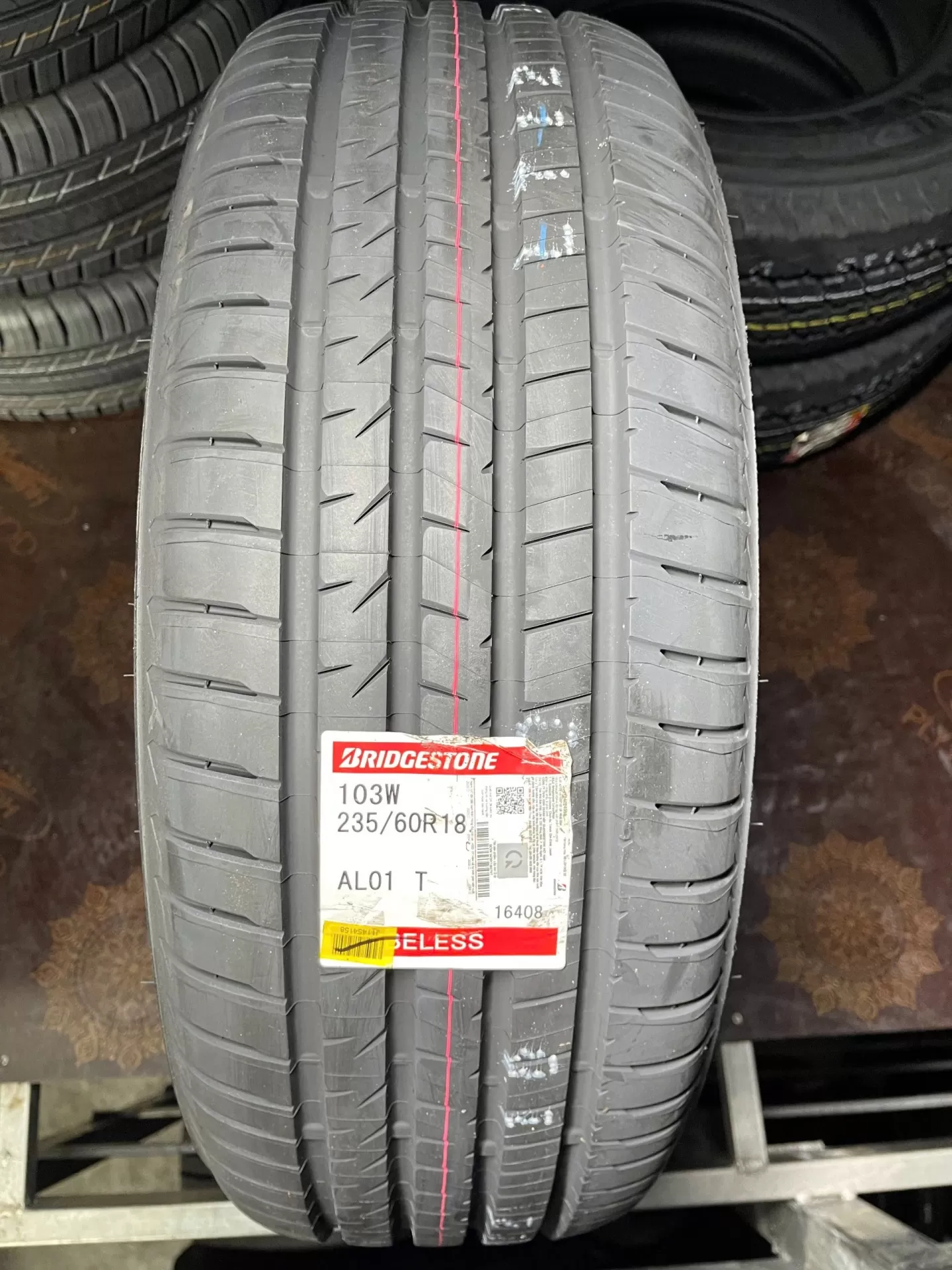 235/60R18 Bridgestone AL001 Alenza Việt Nam vỏ lốp Xe: Acura RDX, Audi Q5 Q7, Honda CRV, Santafe 2.0 máy dầu, KIA SORENTO, Kia Sedona, Land Rover Discovery, Ranger Rover Evoque Pure, Mercedes GLC200 GLC250