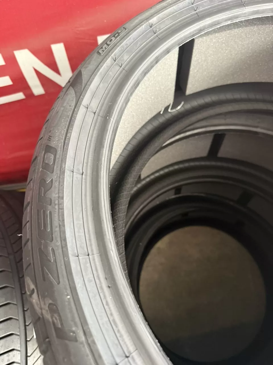 Vỏ lốp 255/35R21 Pirelli Prezo MOS chống ồn
