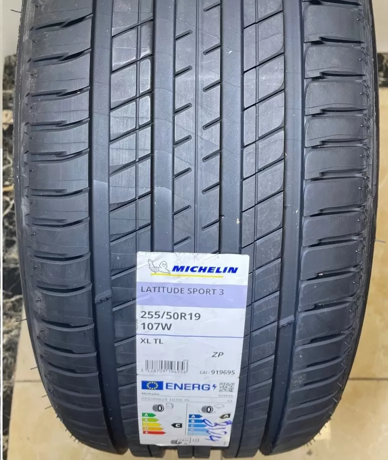 Vỏ lốp 255/50R19 Michelin Latitude Runflat,  vỏ lốp Xe chống xịt BMW X5 3.0, BMW X6 3.0, Ranger Rover Sport HSE 3.0L, Range Rover Sport Supercharged 3.0L, Mercedes GLE 400, Vinfast Lux SA2.0