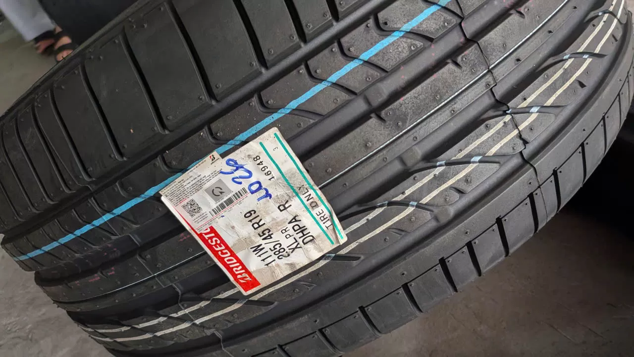 Vỏ lốp 285/45R19 Bridgestone Runflat, vỏ lốp bánh sau xe Vinfast Lux SA2.0
