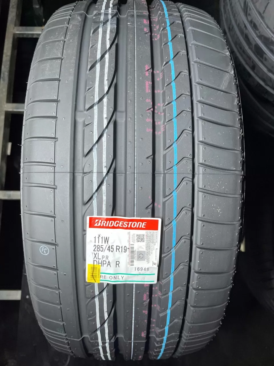 Vỏ lốp 285/45R19 Bridgestone Runflat, vỏ lốp bánh sau xe Vinfast Lux SA2.0