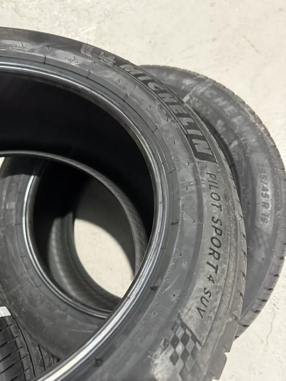 Vỏ lốp 285/45R19 Michelin Pilot Spot 4, vỏ lốp sau xe Vinfast Lux SA 2.0