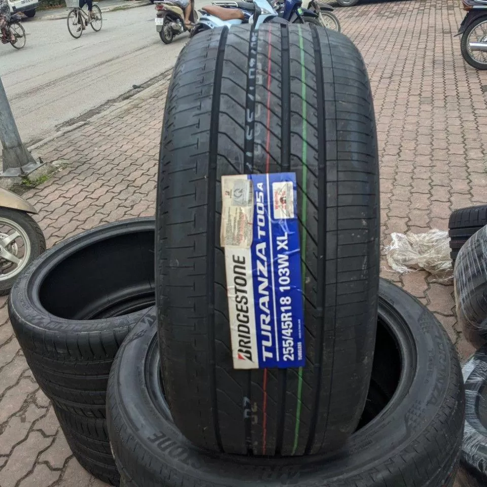 255/45R18 Bridgestone Nhật khuyến mại giá 2350k