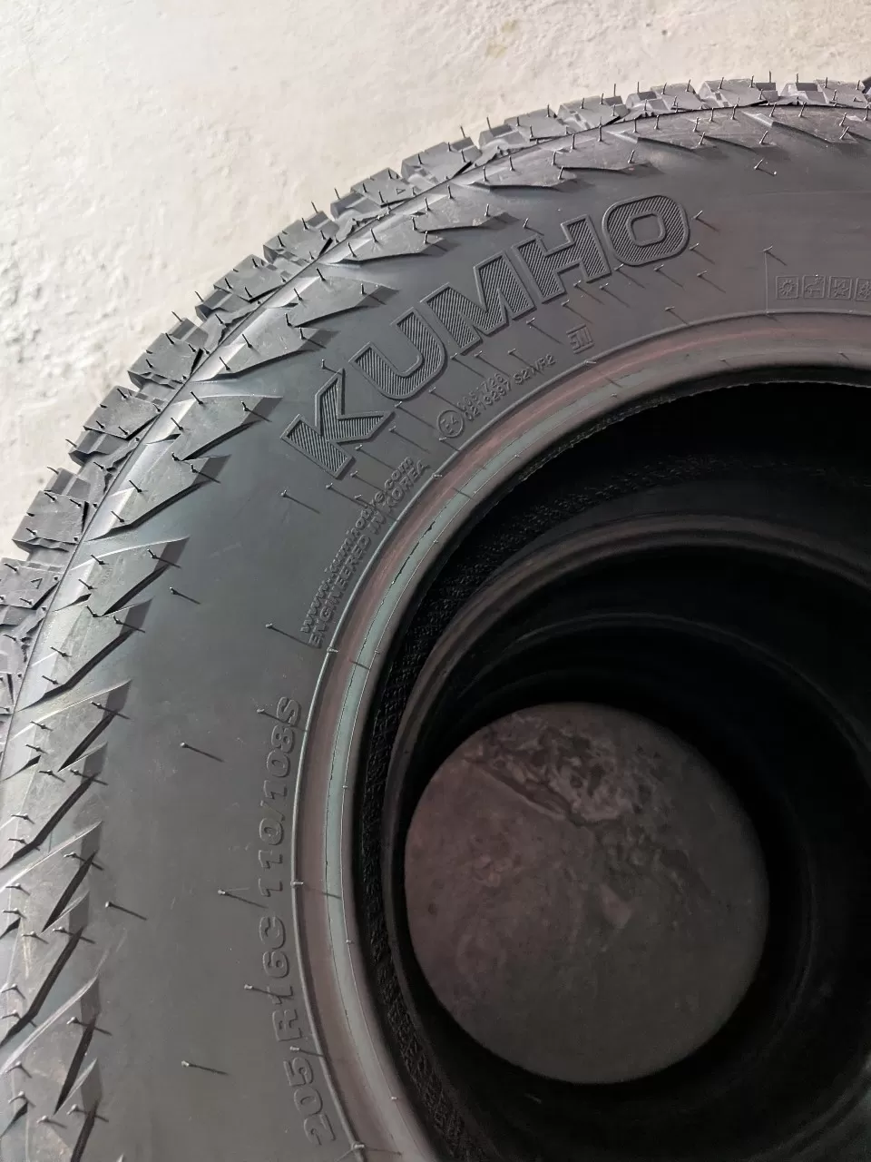 Vỏ lốp 205R16C 8PR AT52 KUMHO VIỆT NAM, vỏ lốp xe ô tô Isuzu D-Max 3.0, vỏ lốp xe ô tô Mitsubishi Triton 2.5MT, vỏ lốp xe ô tô Nissan Navara 2.5 MT