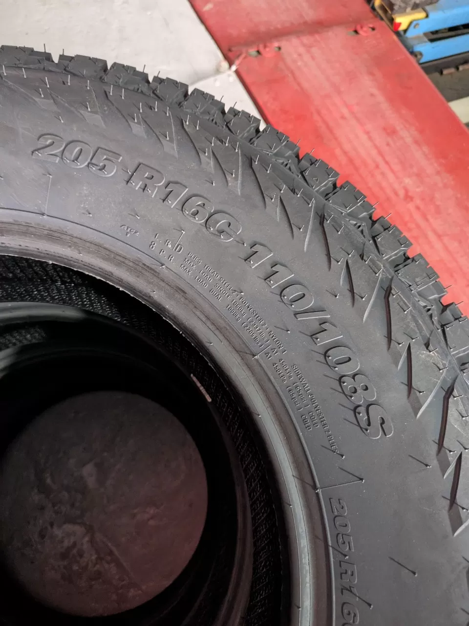 Vỏ lốp 205R16C 8PR AT52 KUMHO VIỆT NAM, vỏ lốp xe ô tô Isuzu D-Max 3.0, vỏ lốp xe ô tô Mitsubishi Triton 2.5MT, vỏ lốp xe ô tô Nissan Navara 2.5 MT