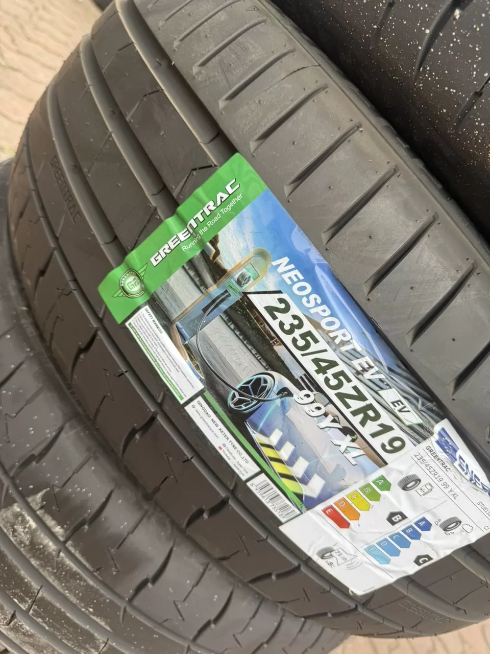 Vỏ lốp 235/45R19 lắp xe điện vinfast VF6